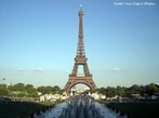 Inaugurada em 31 de Maro de 1889, a Torre Eiffel foi construda para honrar o centenrio da Revoluo Francesa. O Governo da Frana planejou uma Exposio mundial e anunciou uma competio de design arquitetnico para um monumento que seria construdo no Champ-de Mars, no centro de Paris. Mais de cem designs foram submetidos ao concurso. O comit do Centenrio escolheu o plano de Gustave Eiffel de uma torre com uma estrutura metlica que se tornaria, ento, a estrutura mais alta do mundo construda pelo homem.  <br><br/> Palavras-chave: relaes de produo, relaes de poder, relaes culturais, Frana, Revoluo Francesa, Gustave Eiffel.