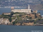 A Ilha de Alcatraz est localizada no meio da baa de So Francisco na Califrnia, EUA. Inicialmente foi utilizada como base militar, e s mais tarde foi convertida em uma priso de mxima segurana. Atualmente,  um ponto turstico. Alcatraz foi uma base militar de 1850 a 1930. Posteriormente, foi adquirida pelo Departamento de Justia dos EUA, em 12 de Outubro de 1933, quando sofreu a converso. Em 1 de Janeiro de 1934, foi re-inaugurada como uma Priso Federal. Durante seus 29 anos de existncia, a priso alojou alguns dos maiores criminosos norte-americanos, como Al Capone, Robert Franklin Stroud (o Birdman of Alcatraz), e Alvin Karpis. <br><br/> Palavras-chave: relaes de poder, relaes culturais, Estado, governo. priso, presdio, Estados Unidos, Alcatraz, So Francisco, Califrnia.