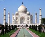 O Taj Mahal  um Mausolu situado em Agra, uma cidade da ndia e o mais conhecido dos monumentos do pas.  considerado Patrimnio da Humanidade pela UNESCO.  uma das novas sete maravilhas do mundo moderno escolhidas numa celebrao em Lisboa no dia 7 de julho de 2007.Esta obra foi feita entre 1630 e 1652 com a fora de cerca de 22 mil homens, trazidos de vrias cidades do Oriente, para trabalhar no suntuoso monumento de mrmore branco que o Imperador Shah Jahan mandou construir em memria de sua esposa favorita, Aryumand Banu Begam, a quem chamava de Muntaz Mahal (A jia do Palcio). Ela morreu aps dar  luz o 14 filho, tendo o Taj Mahal sido construdo sobre seu tmulo, junto ao rio Yamuna. <br><br/> Palavras-chave: relaes culturais, Taj Mahal, Mausolu, ndia.