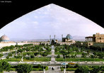 A Praa de Naqsh-e Jahan ou Meidan Emam situa-se no centro da cidade de Isfahan e  uma das maiores praas do mundo. A praa est rodeada por importantes edificios da era safvida. A Mesquita Shah situa-se no lado sul desta praa. No lado oeste encontra-se o Palcio de Ali Qapu. A Mesquita de Sheikh Lotf Allah situa-se no lado este da praa e o lado norte abre atravs do Grande Bazar de Isfahan.<br><br/> Palavras-chave: Imprio Persa, Ir, islamismo, Patrimnio Mundial da Humanidade, stio arqueolgico.