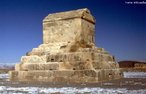O Ir localiza-se na sia, no Oriente Mdio e at 1935 o pas era conhecido pelo Ocidente como Prsia. Em 1979, com a Revoluo Islmica promovida pelo aiatol Khomeini, o pas adotou a sua atual designao oficial de Repblica Islmica do Iro. Essa Nao possui diversas regies classificadas pela UNESCO como Patrimnio Mundial da Humanidade: Meidan Emam, Isfahan, Tchogha Zanbil, Bam, Pasrgada e Soltaniyeh. Pasrgada era uma cidade da antiga Prsia e  atualmente um stio arqueolgico na provncia de Fars, no Ir, situado 87 quilmetros a nordeste de Perspolis. Foi a primeira capital da Prsia Aquemnida, no tempo de Ciro II da Prsia. O monumento mais importante de Pasrgada  a tumba de Ciro, o Grande. Possui sete passagens largas levando  sepultura, que mede 534 m em comprimento e 531 m de largura.<br><br/> Palavras-chave: Imprio Persa, Ir, islamismo, Patrimnio Mundial da Humanidade, stio arqueolgico.