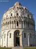O Batistrio de Pisa compe o conjunto histrico com a Catedral de Pisa e a famosa Torre de Pisa. <br><br/> Palavras-chave: relaes culturais, relaes de poder, Estado, religio, cristianismo, Itlia.