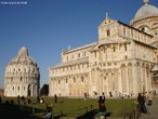 Compe o conjunto histrico com a famosa Torre de Pisa. <br><br/> Palavras-chave: relaes culturais, catolicismo, cristianismo, Pisa, Itlia.