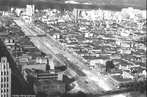 Nesta foto de 1944 a Av. Presidente Vargas est em fase final de construo. <br></br> Palavras-chave: relaes de produo, trabalho, poder, cultura, Rio de Janeiro, Getlio Vargas, urbanizao, desenvolvimento.
