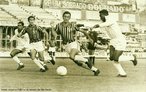 Jogo de futebol entre os times paulistas Santos e So Paulo.<br><br/>  Palavras-chave: relaes culturais, esporte, futebol, competio.