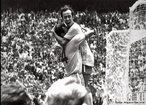 A Copa do Mundo FIFA de 1970, a nona edio do torneio, foi disputada no Mxico, de 31 de maio at 21 de junho. O torneio de 1970 foi a primeira Copa do Mundo disputada na Amrica do Norte, e a primeira disputada fora da Amrica do Sul e da Europa. O Brasil bateu a Itlia por 4 a 1 e se tornou a primeira equipe a ter o ttulo de campeo mundial por trs vezes, sendo permitida a posse definitiva da Taa Jules Rimet. <br><br/> Palavras-chave: relaes culturais, esporte, futebol, competio.