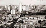 Fotografia de Curitiba na regio da Praa Tiradentes durante a dcada de 1970.<br><br/> Palavras-chave: relaes de poder, relaes culturais, Paran, Curitiba, sculo XX.