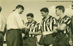 Os campees mundiais das Copa do Mundo de 1958 Garrincha, Nilton Santos e Zagallo quando eram colegas no Botafogo, clube de futebol do Rio de Janeiro.<br><br/> Palavras-chave: relaes culturais, esporte, futebol, competio.
