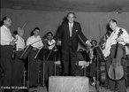 O maestro e orquestra Heitor Villa-Lobos aps concerto em Israel, Tel Aviv, em 1952.<br></br> Palavras-chave: arte, msica, modernismo, relaes culturais. 